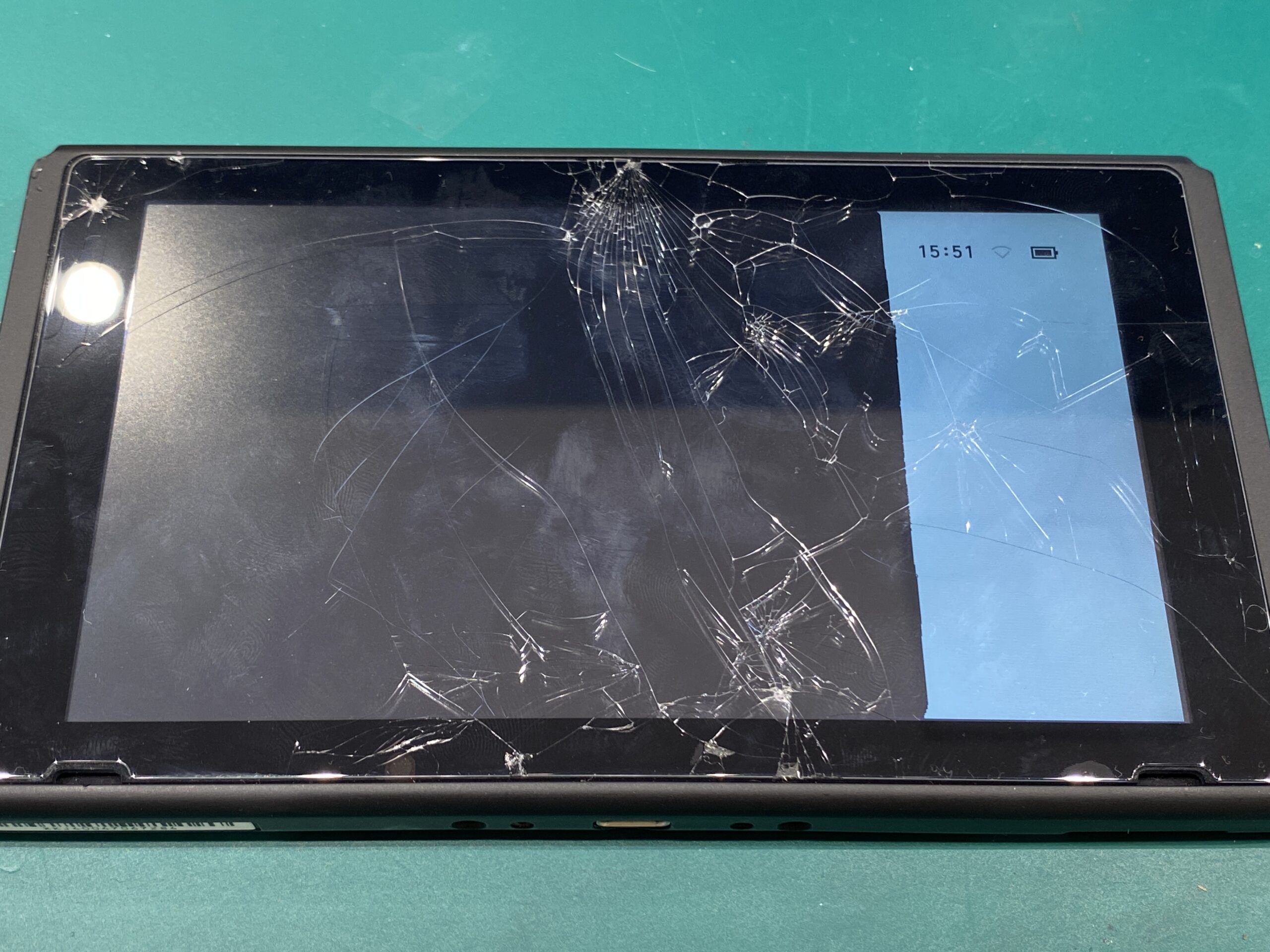 Nintendo Switch】液晶の一部が映らない症状を液晶交換で修復