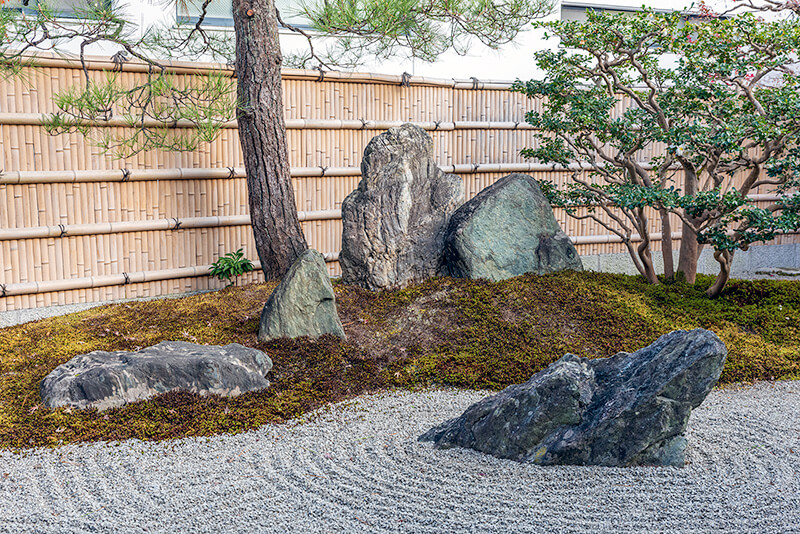 ぼたん鍋処 如月庵「逢春庭」 重森三玲の枯山水を楽しめる -庭園ガイド