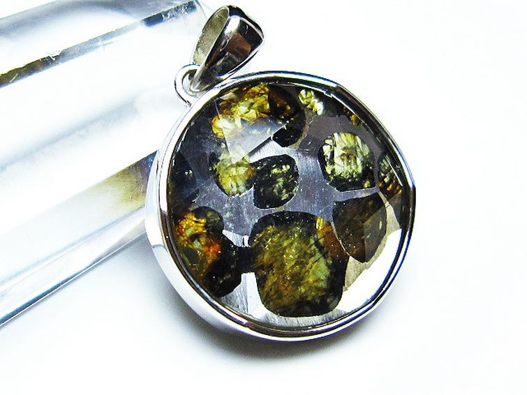 パラサイト隕石 かんらん石 大衛星ペンダント[T453-2964]