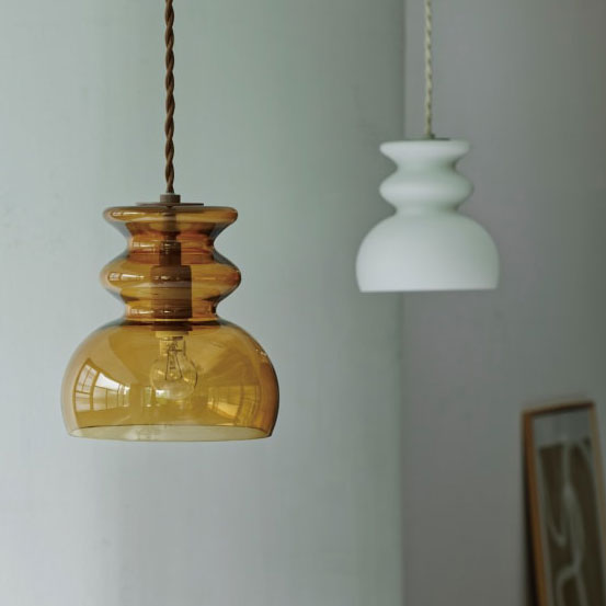 ウェービーなフォルムとミッドセンチュリーのレトロ感が印象的な