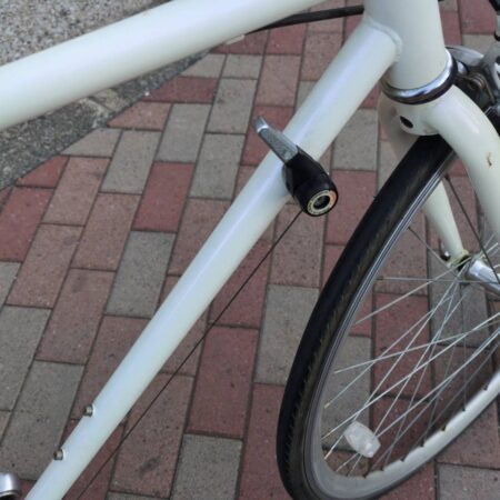 細身でオシャレなクロモリフレームのクロスバイクのご紹介です