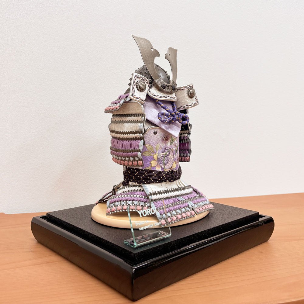 横幅25.5cm｜4号 ケース奉納鎧飾り｜ 藤色｜彩色な彩り艶やかな色艶