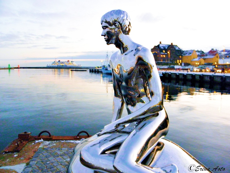 デンマーク・ヘルシンゲルには海を見つめて、まばたきをする「人魚姫の