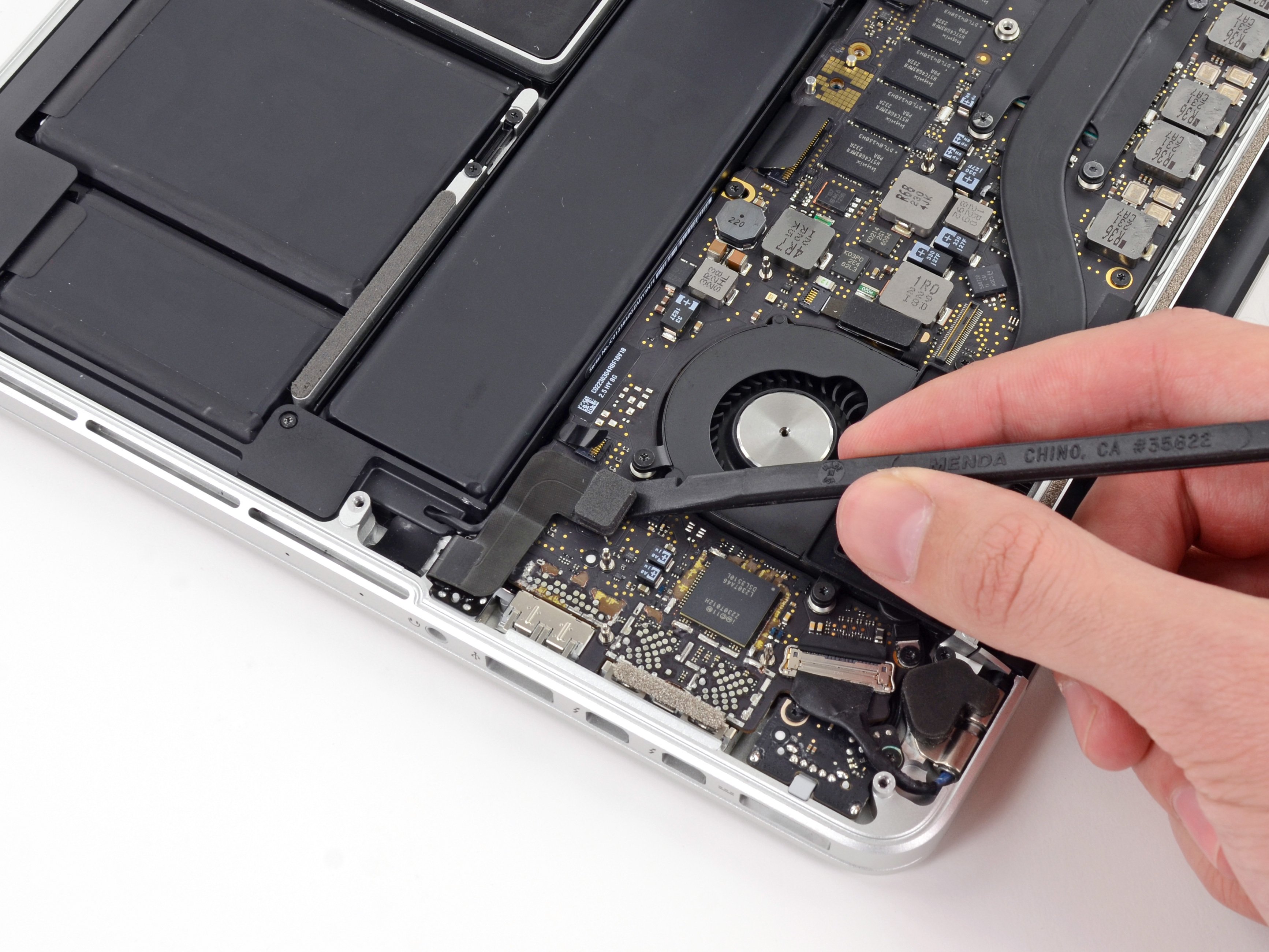 MacBook Pro 13インチ Retina Display Late 2012 の左側スピーカー