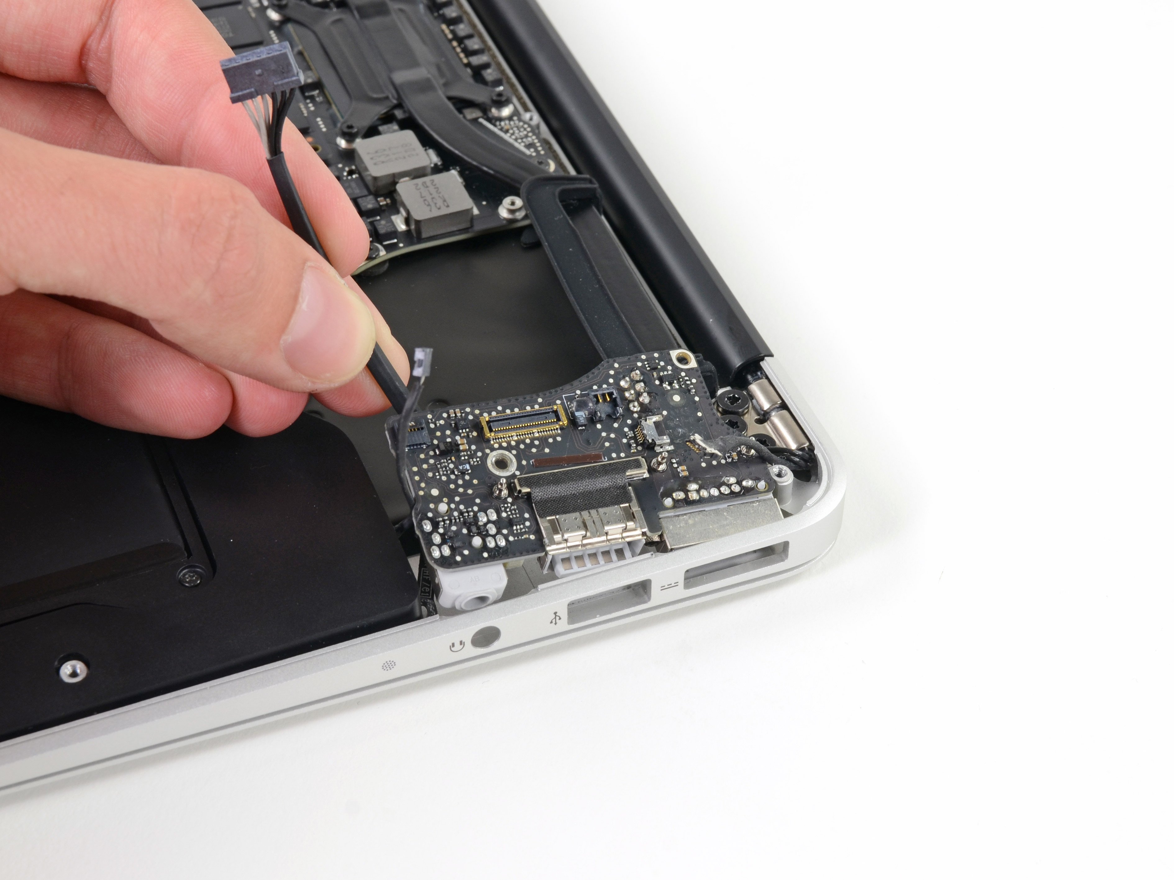 MacBook Air 13インチ Mid 2012 I/Oボードの交換 - iFixit 修理ガイド
