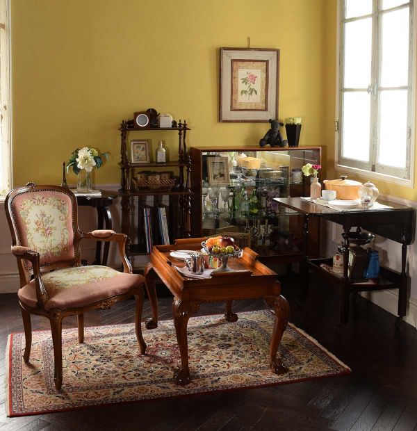 フランスから届いたアンティーク家具、 装飾が美しいミュージック