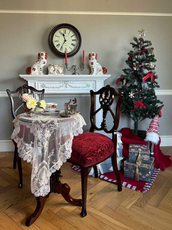 イギリスのビンテージ食器、美しい3色の薔薇が描かれたロイヤルベール