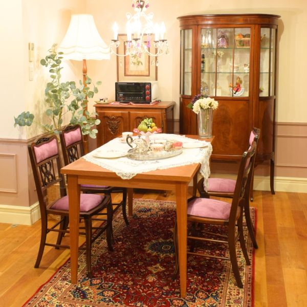 イギリスの高級なアンティーク家具の飾り棚、マホガニー材のガラス