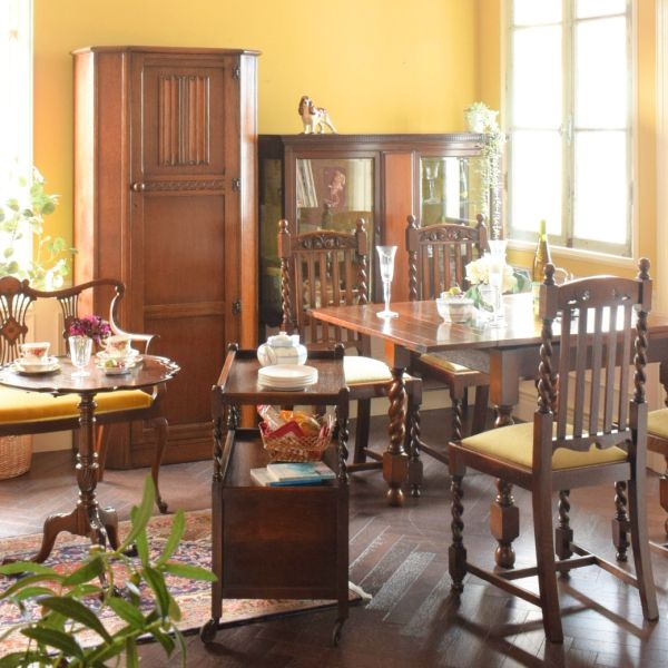 英国から届いたアンティークの椅子、透かし彫りと象嵌が美しい長椅子