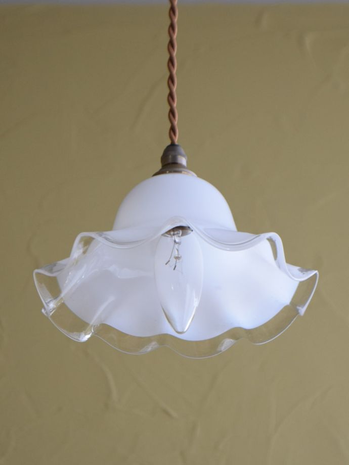フレンチミルク色のガラスシェード、アンティークの白いペンダント