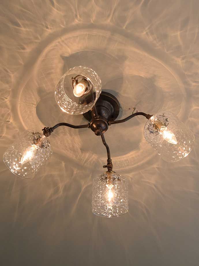 クリアのガラスシェードが可愛い、シーリングタイプのシャンデリア