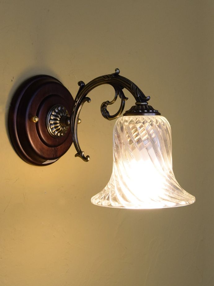 アンティーク風の木製の壁付け照明、クリアなガラスのシェードが可愛い