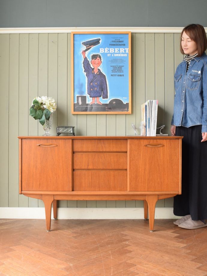 ジェンティーク（JENTIQUE）のビンテージサイドボード、引き戸式の