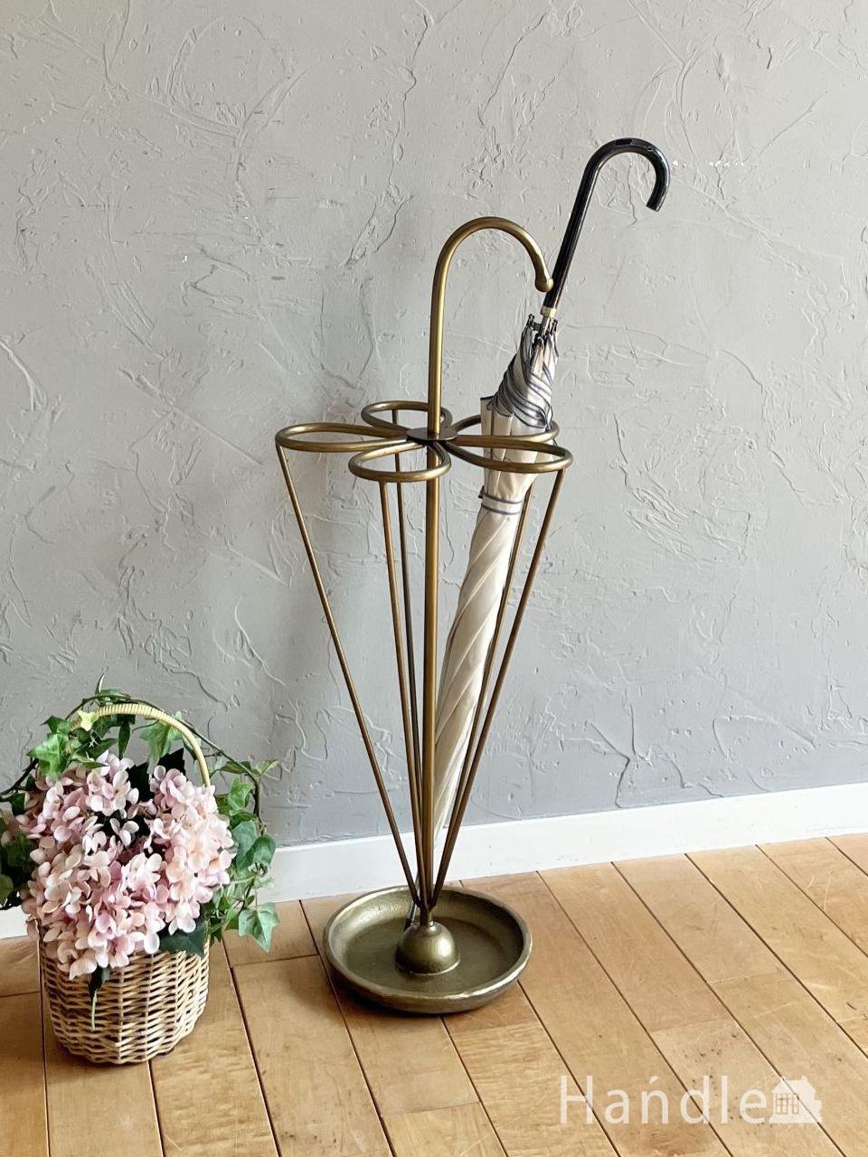 傘の中に傘が入るデザインのアンブレラスタンド、ゴールド色に輝く
