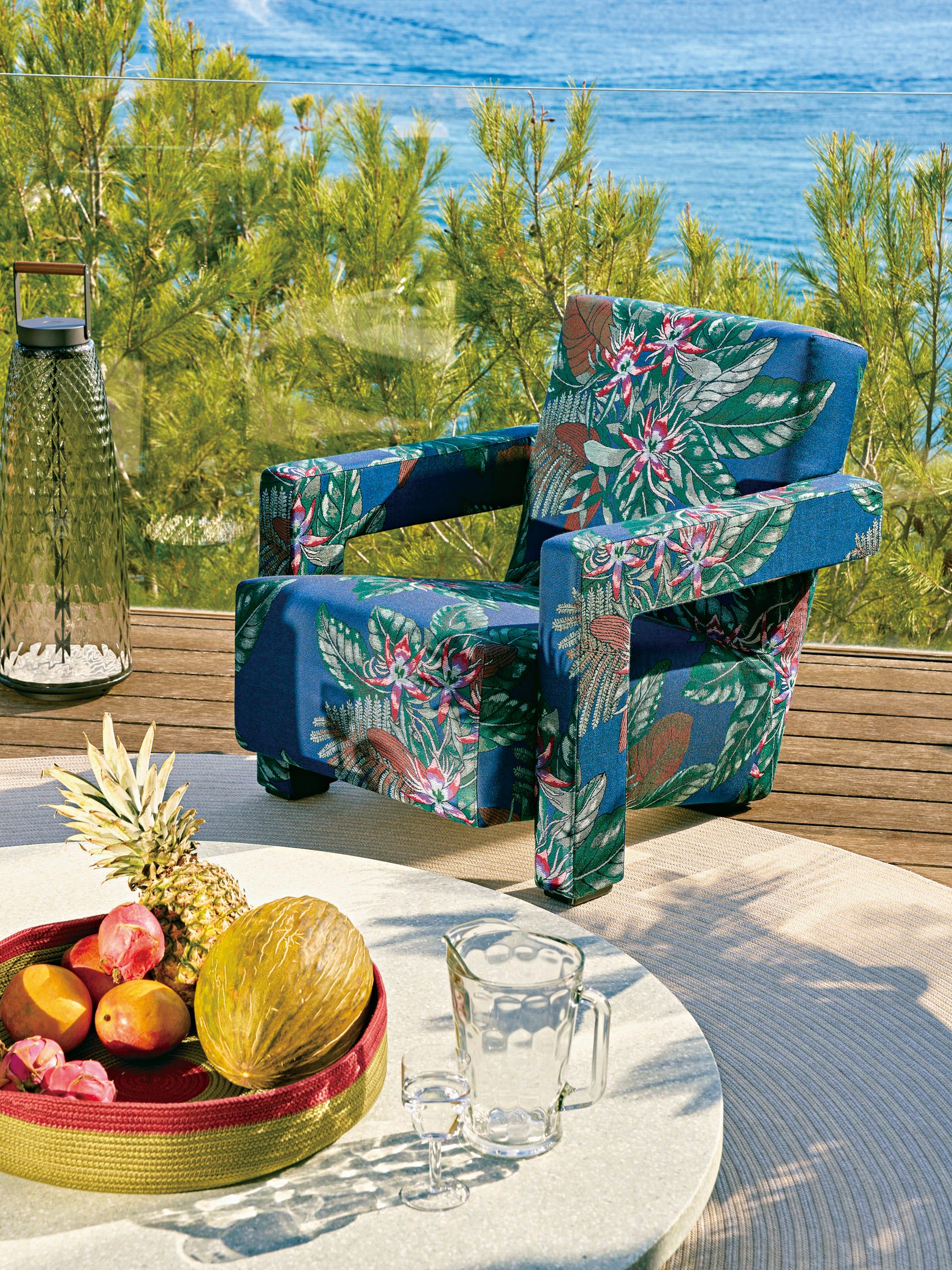 あの名作がアウトドア仕様に？ 青空の下で楽しむ名作椅子 | ELLE DECOR