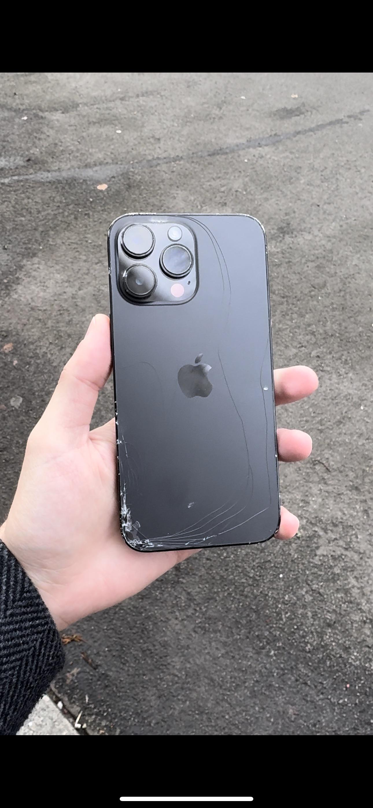 iPhone 14 Pro の背面が粉々になっちゃった :( : r/iphonehelp