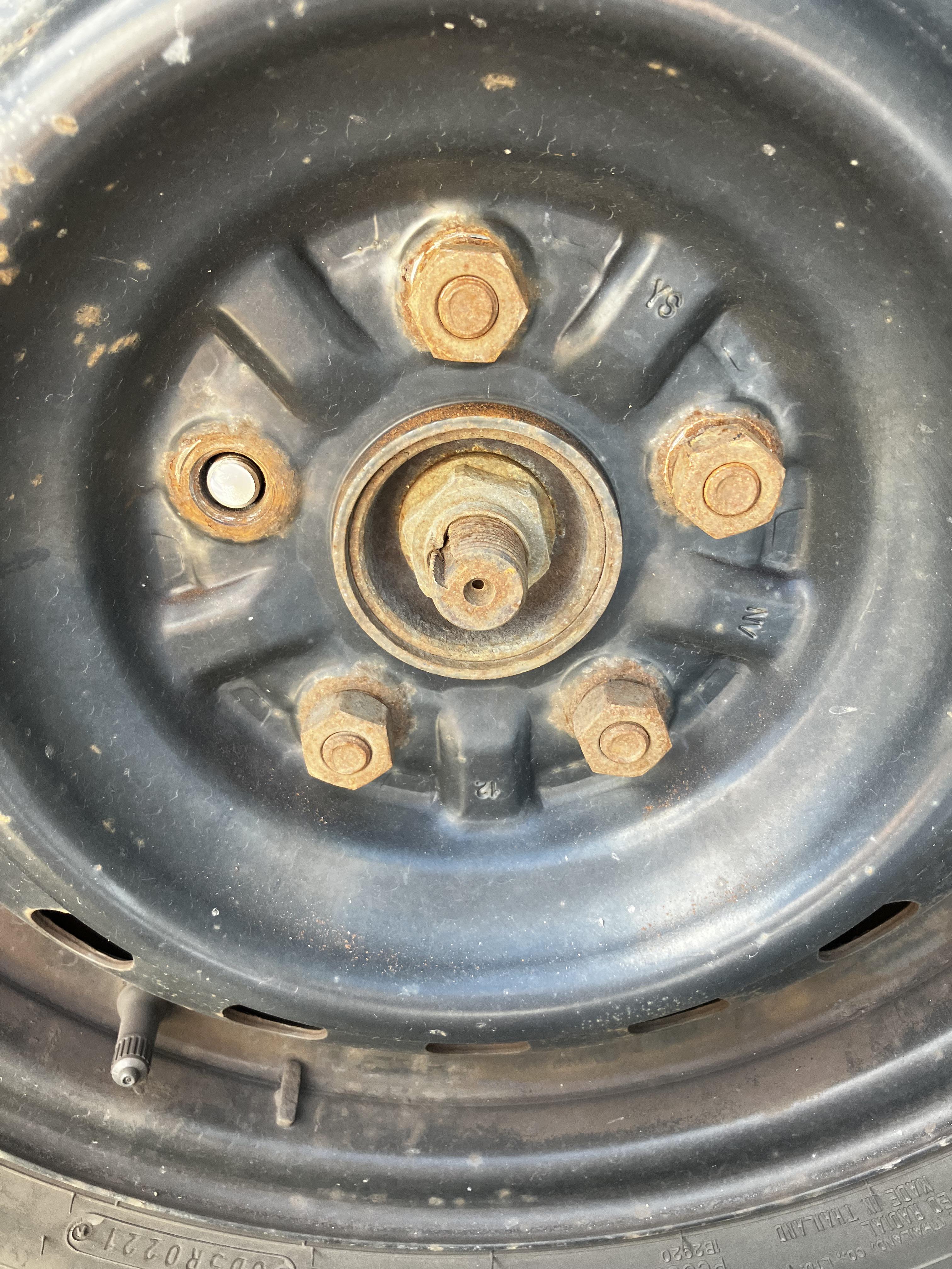 タイヤレンチを使ってた。 : r/MechanicAdvice