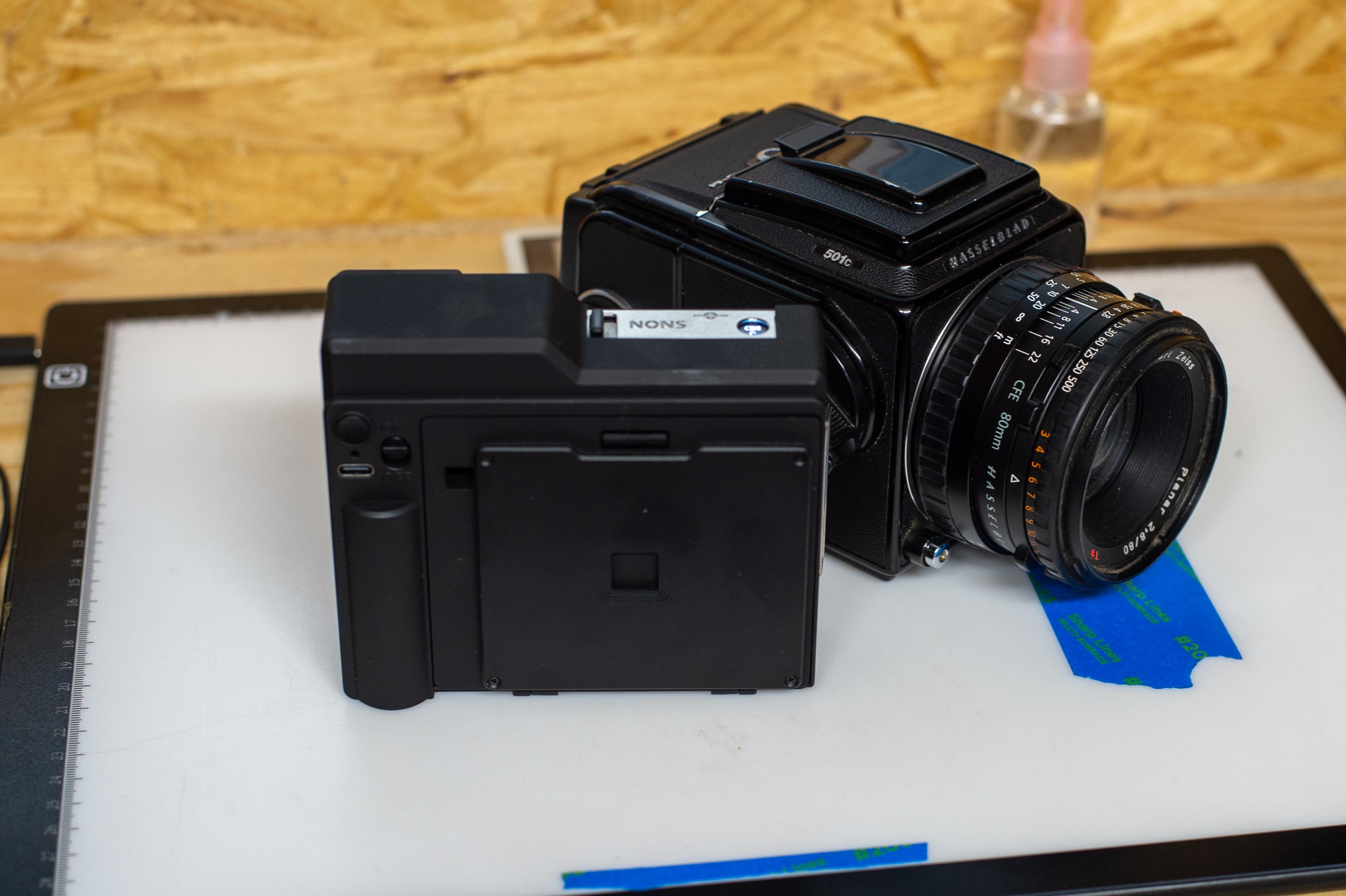 ハッセルブラッド用に、NONs Instax Square バックを買ったんだ。 : r