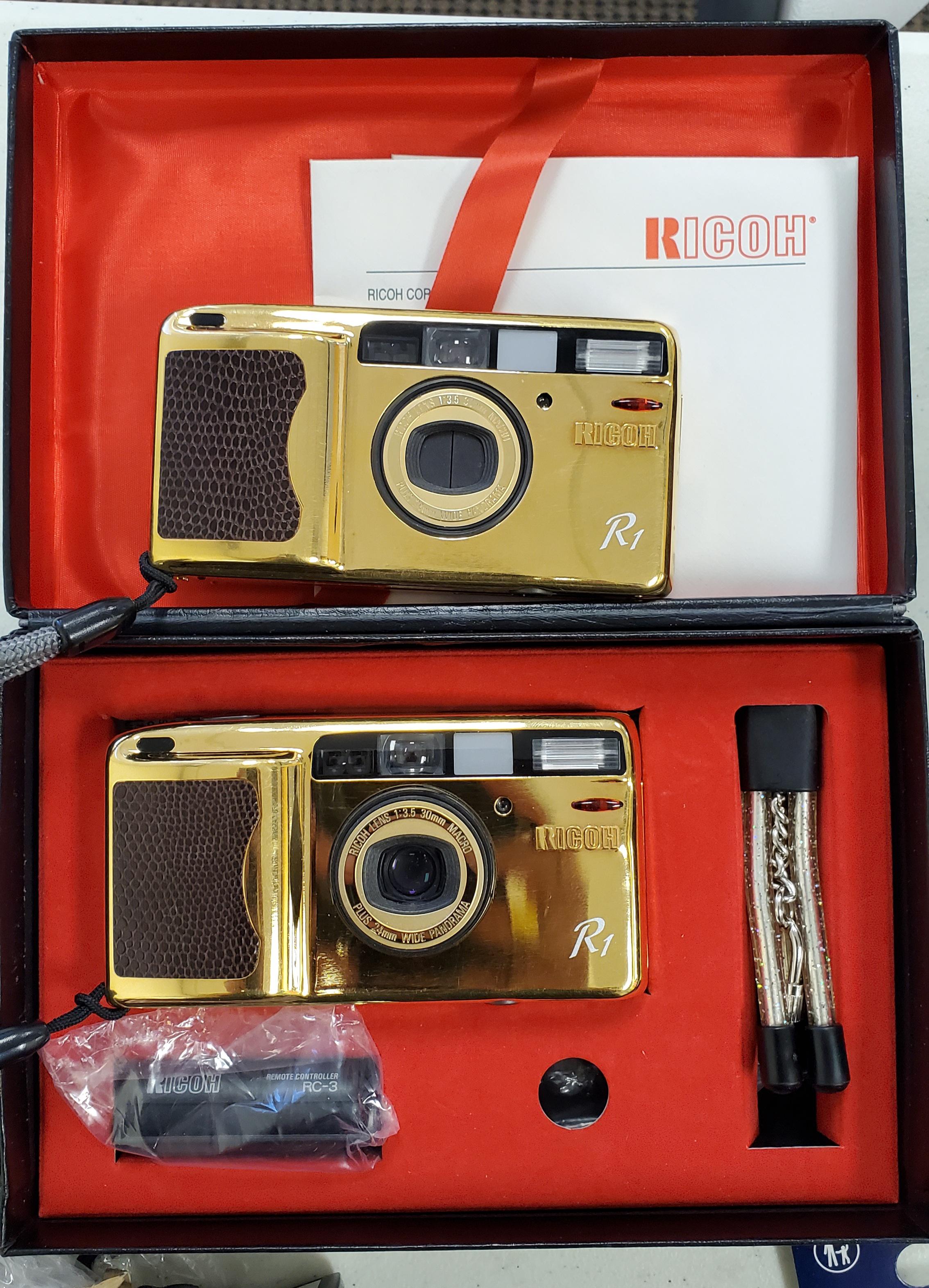 Bought this pair of Ricoh R1s yesterday. One works, the other