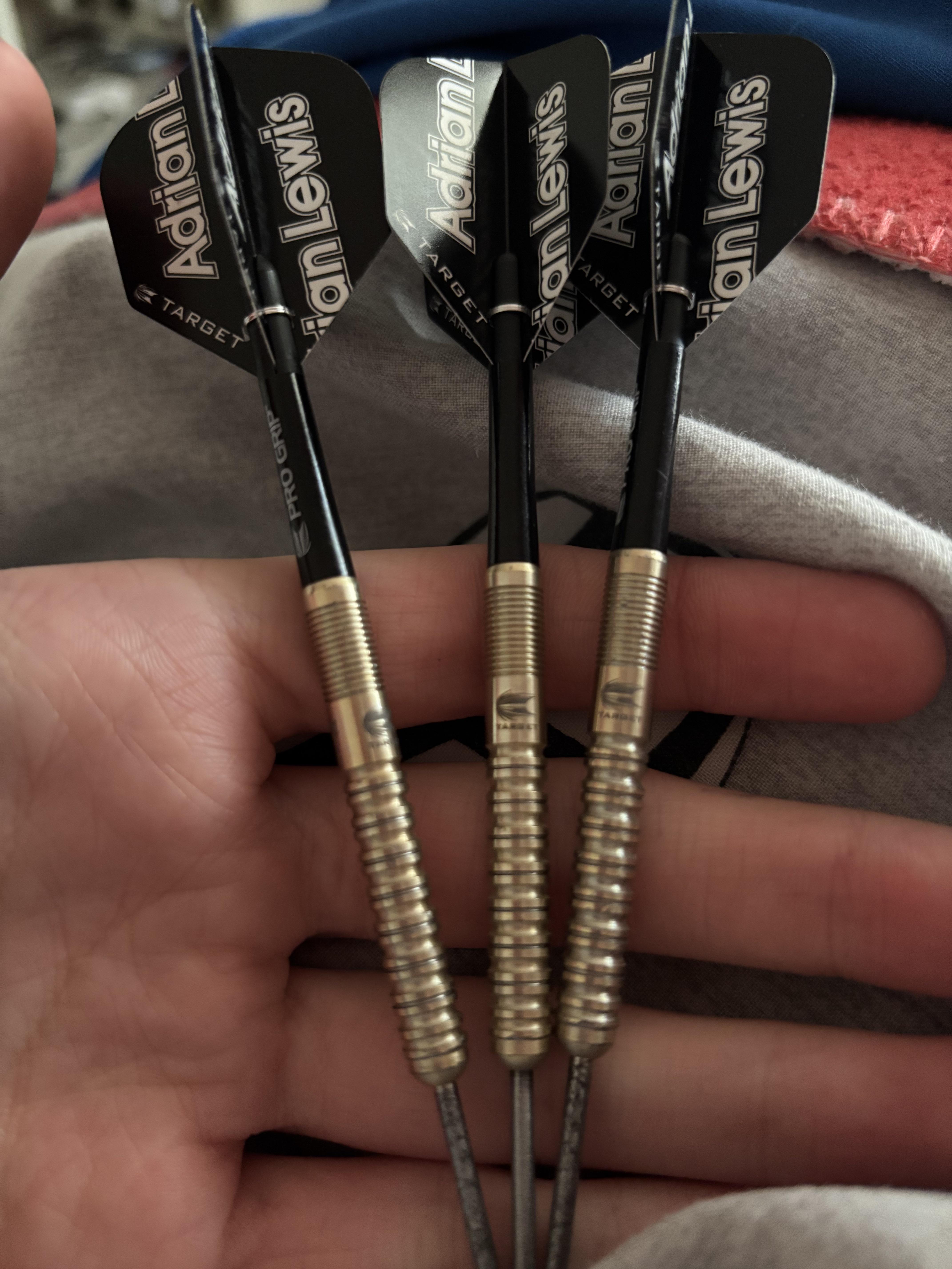 新しいダーツの日：エイドリアン・ルイス ジルコニウム 21G : r/Darts