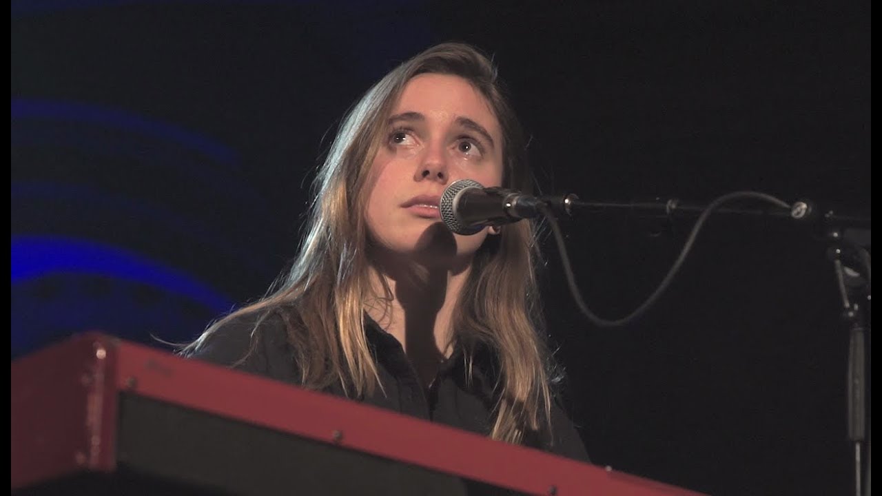 Julien Baker - Funeral Pyre (Live in London) - YouTube