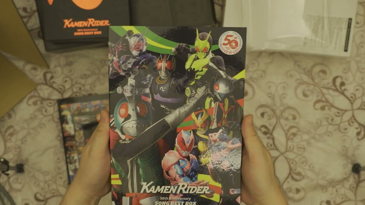 開箱』【Amazon限定】仮面ライダー 50th Anniversary SONG BEST BOX