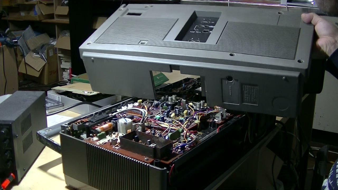 SONY's ultra-retro radio cassette player CFS D7: The outside is