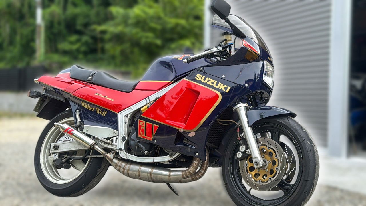 These 2-stroke, 4-cylinder monster bikes! The RG400Γ and RG500Γ