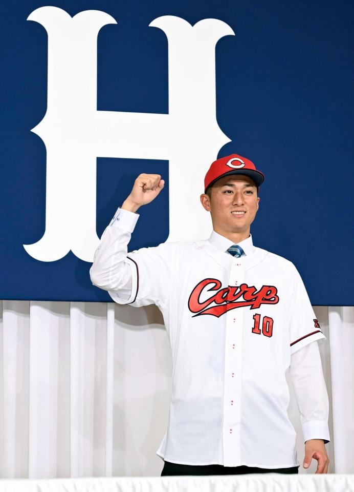 広島ドラ1・佐々木 背番号「10」初披露「鈴木誠也選手のような球団