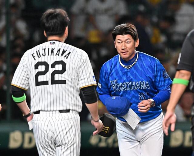 阪神 藤川球児監督が先輩指揮官を立てたワンシーン メンバー表交換で