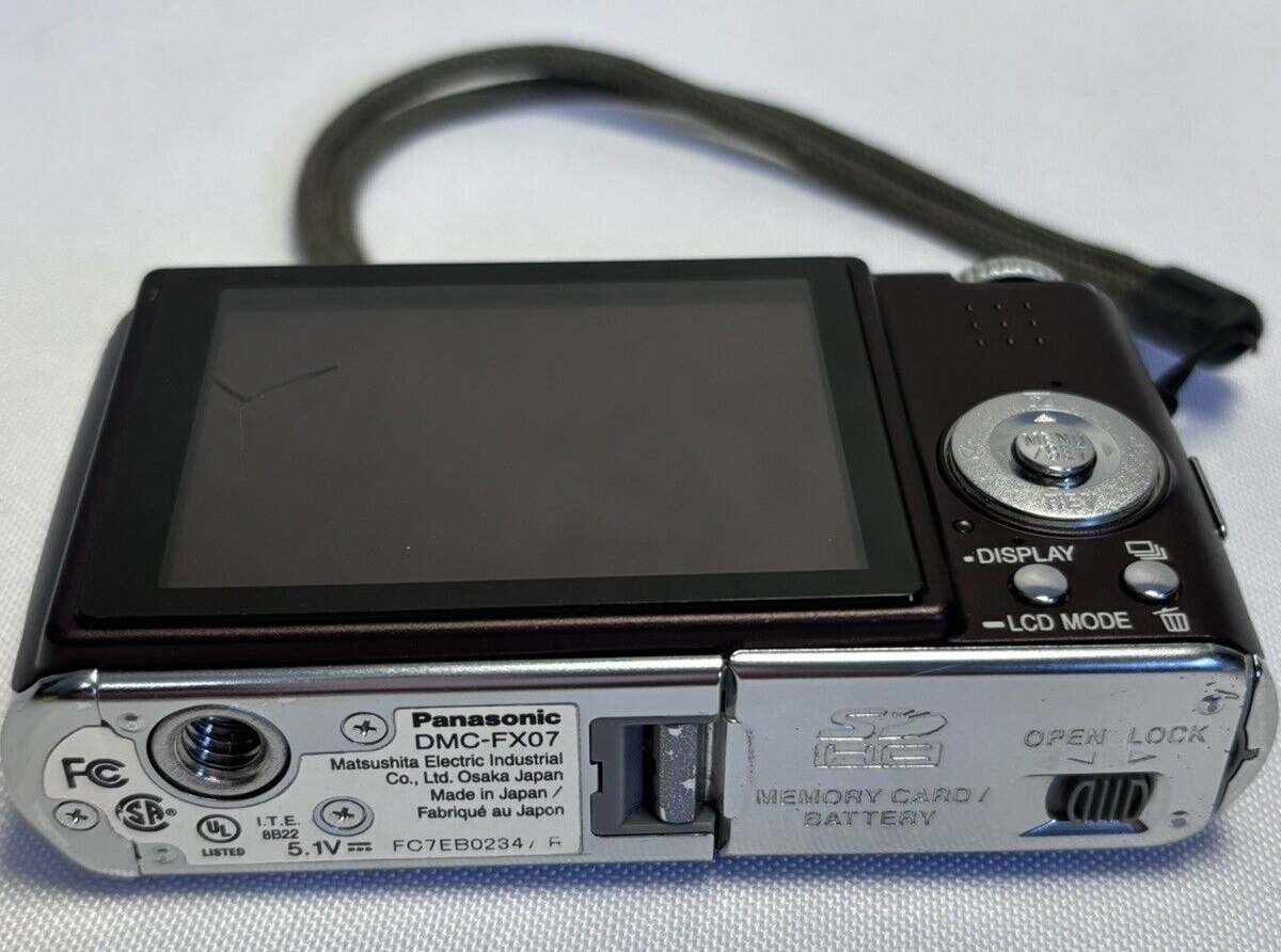 Panasonic LUMIX DMC-FX07 7.2MP Digital Camera FOR PARTS NOT