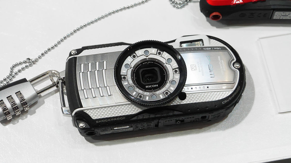 水深14mで連続2時間撮影可能なタフネス設計のコンデジ「RICOH WG-4
