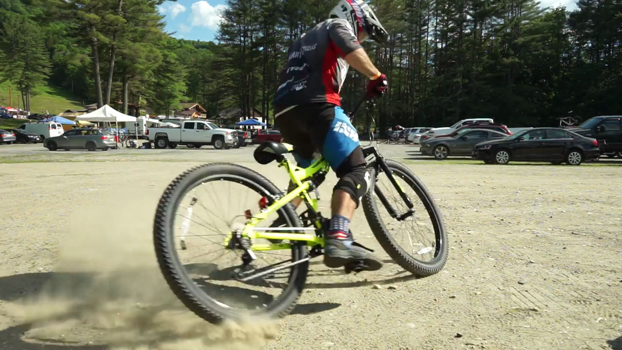 スーパーで売られている格安マウンテンバイクでプロがダウンヒルに挑戦