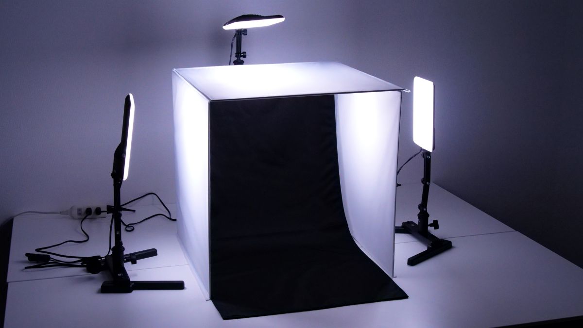 サクッと組み立てて光源の安定した撮影スタジオをどこにでも設置できる