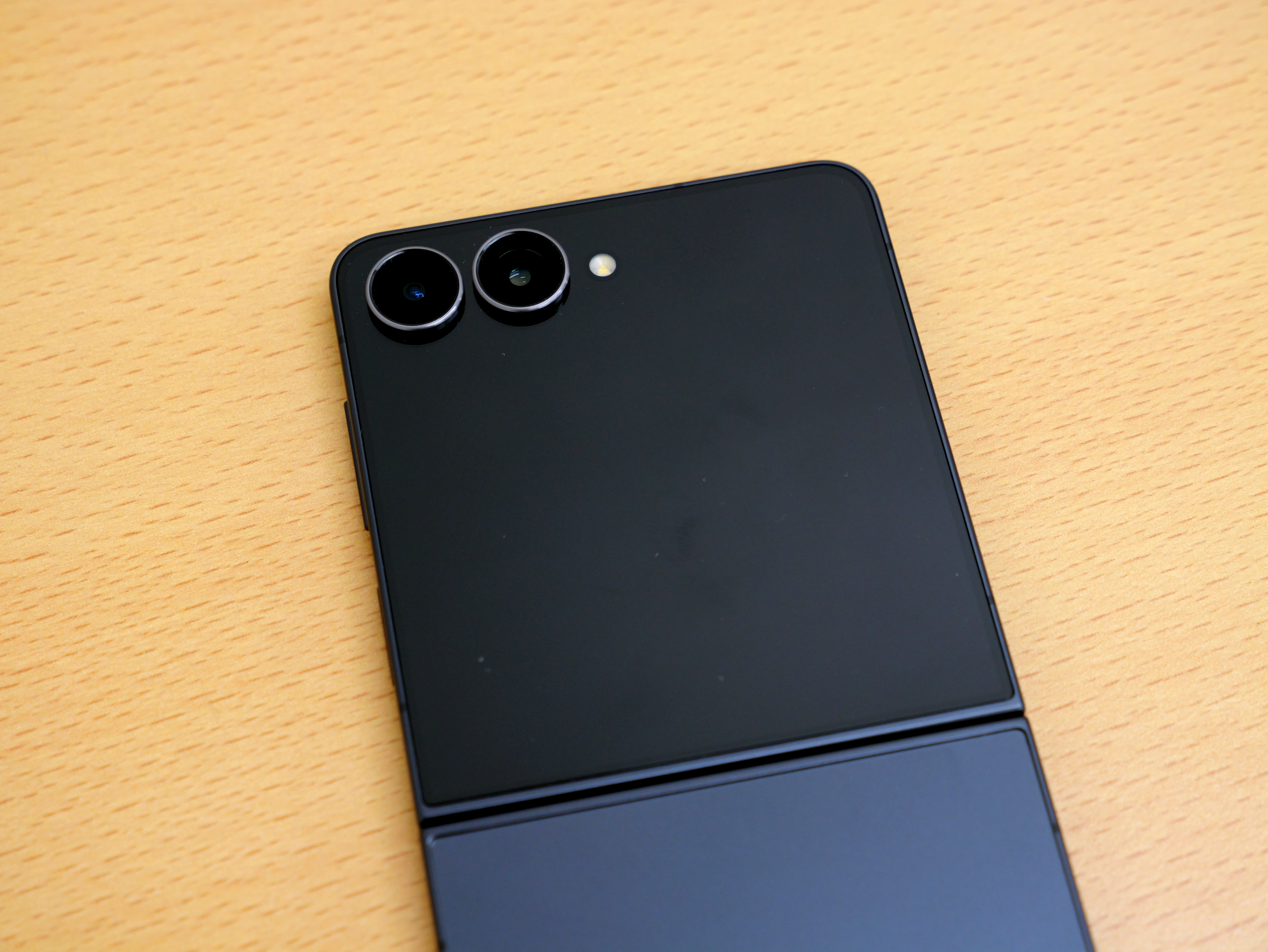 コンパクトミラーのような使い勝手の自撮りが可能な縦折りスマホ