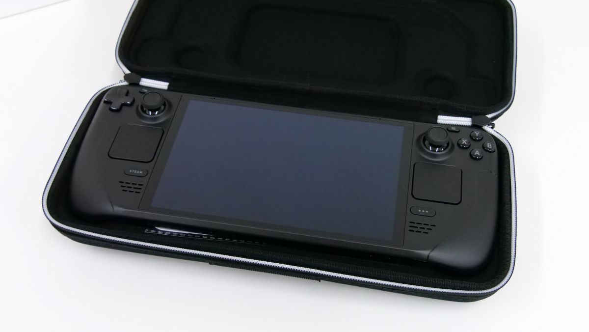 有機ELディスプレイを搭載して40gの軽量化も果たした携帯型ゲーミング