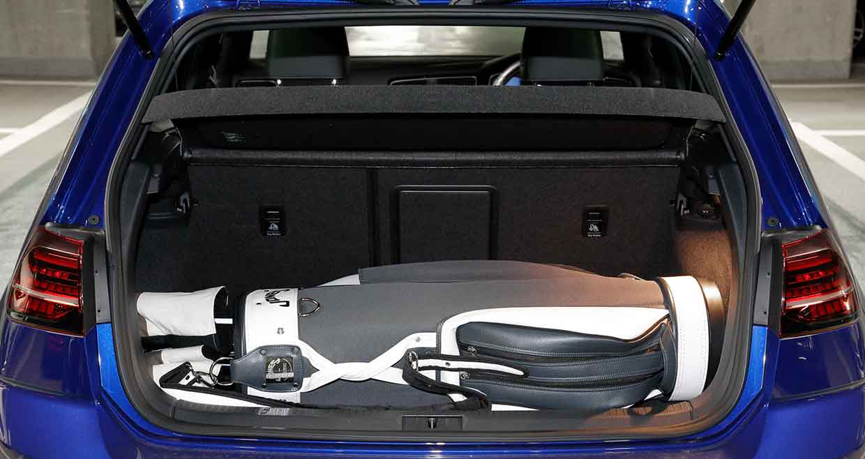 フォルクスワーゲンにキャディバッグが何個積めるか試した - BRUDER