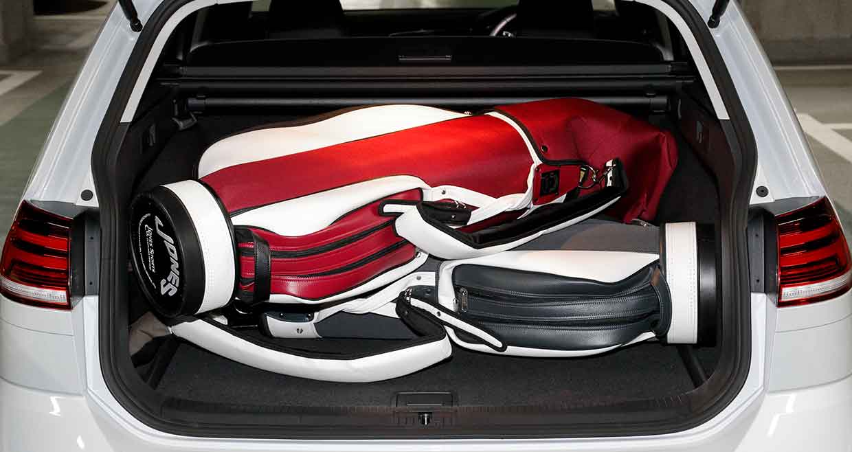 フォルクスワーゲンにキャディバッグが何個積めるか試した - BRUDER