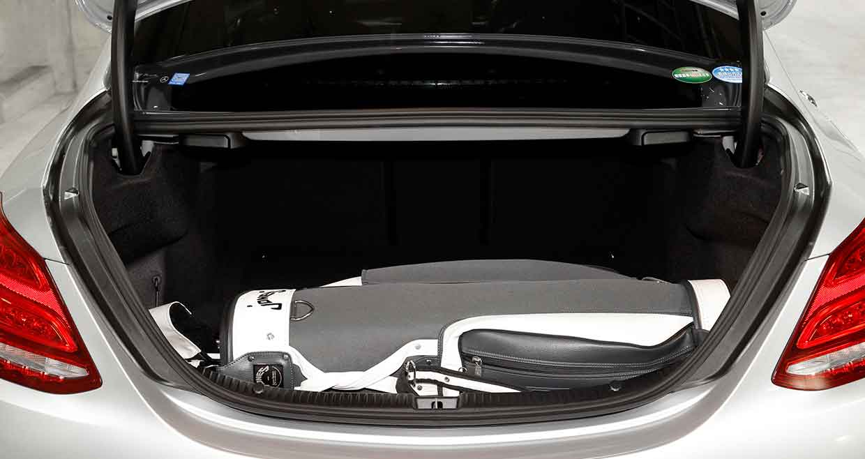 メルセデス・ベンツにキャディバッグが何個積めるか試した - BRUDER