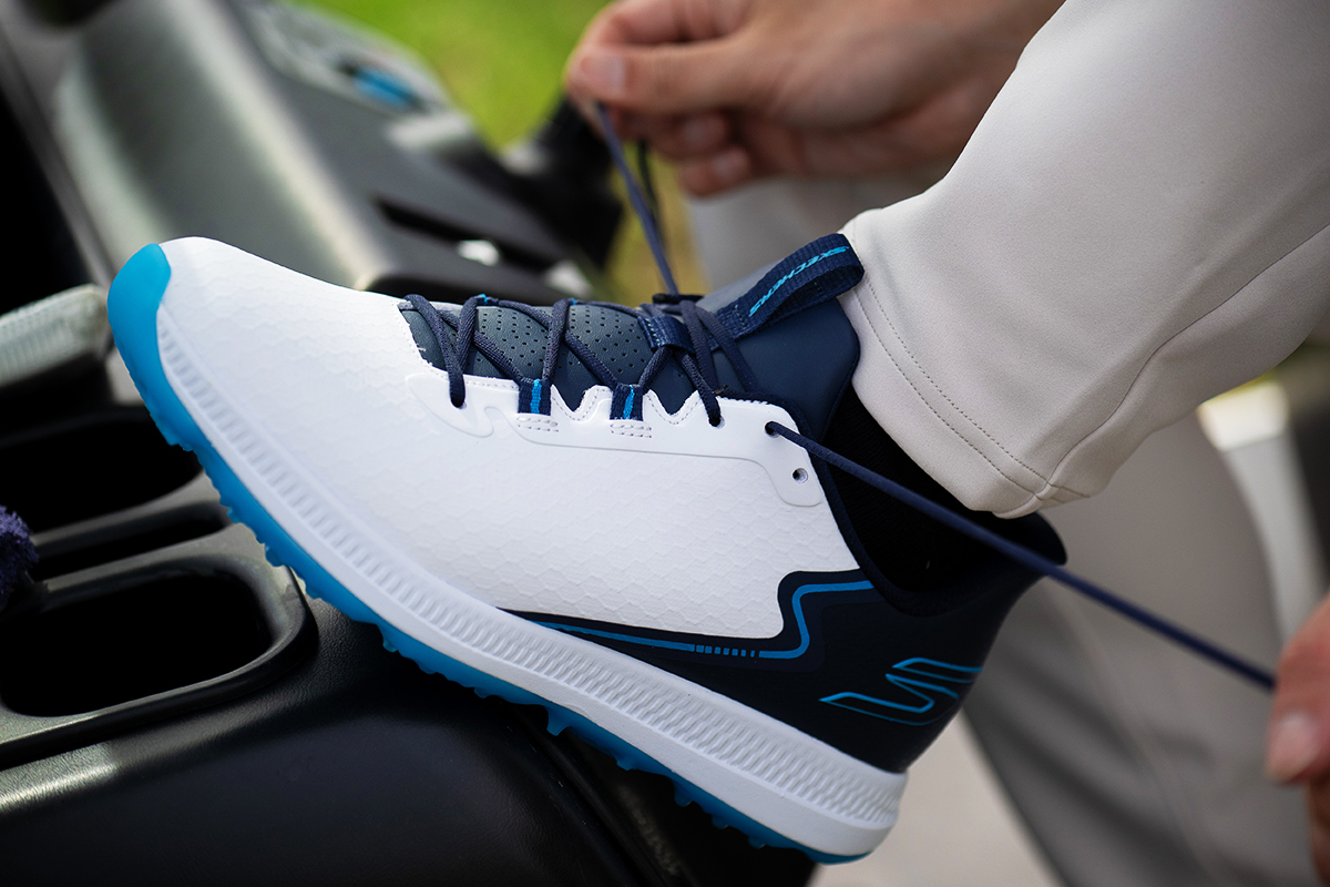 クラブ握ったまま履けちゃう“スリップインズ”の実力はどれほどかっ