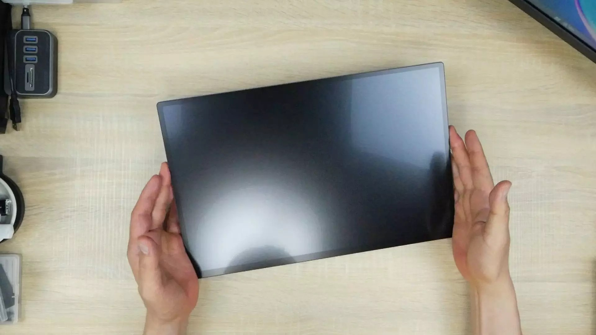 タッチできるのに反射しない」モバイルモニター現る！Intehill U16ZT