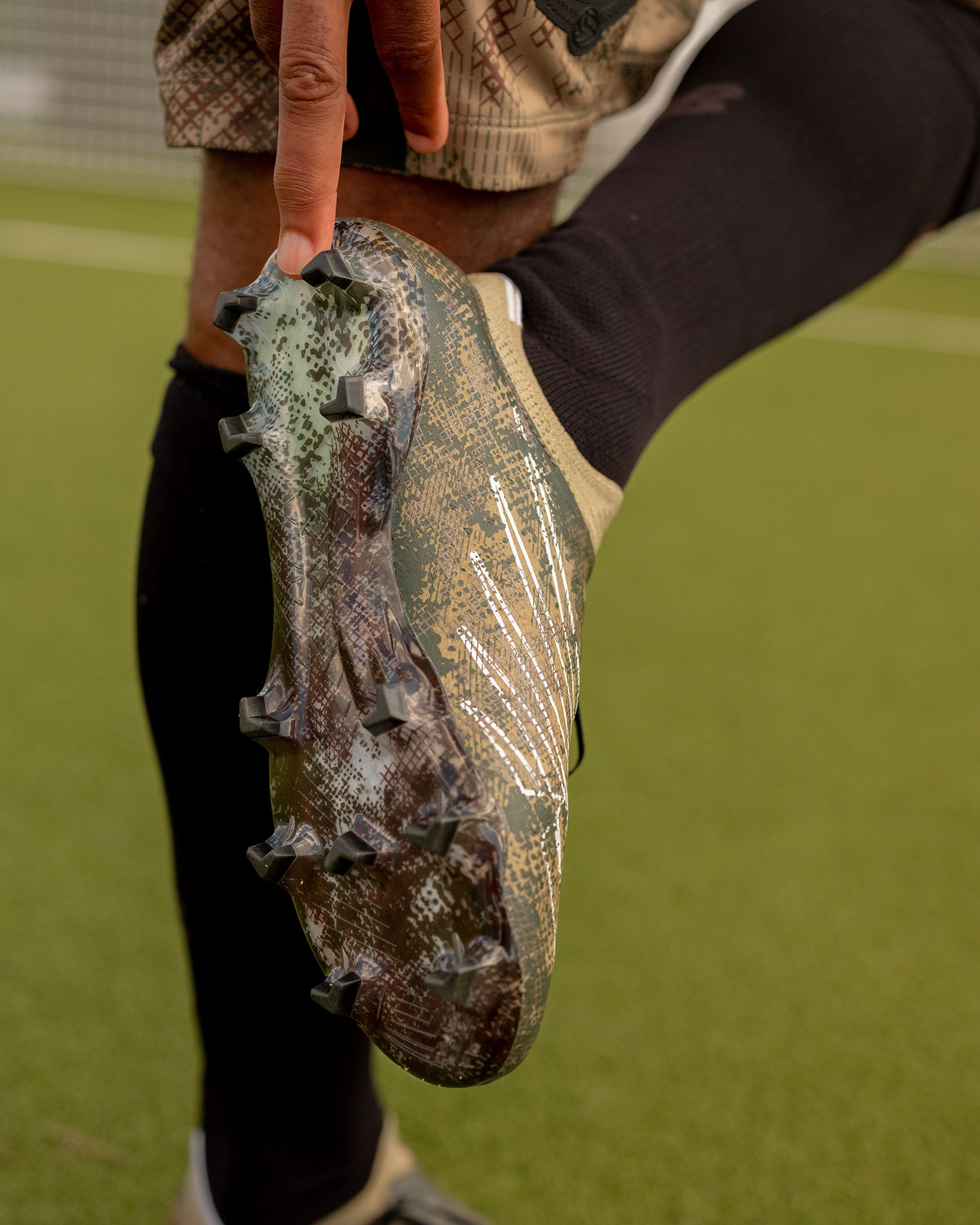 ニューバランス」と「ストーンアイランド」によるフットボール