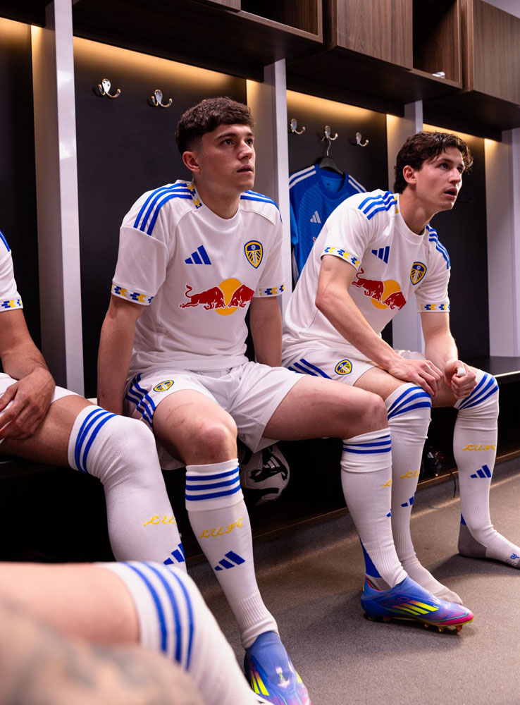 田中碧が所属のリーズ、2025-26新ユニフォーム発表！プレミリーグ初の