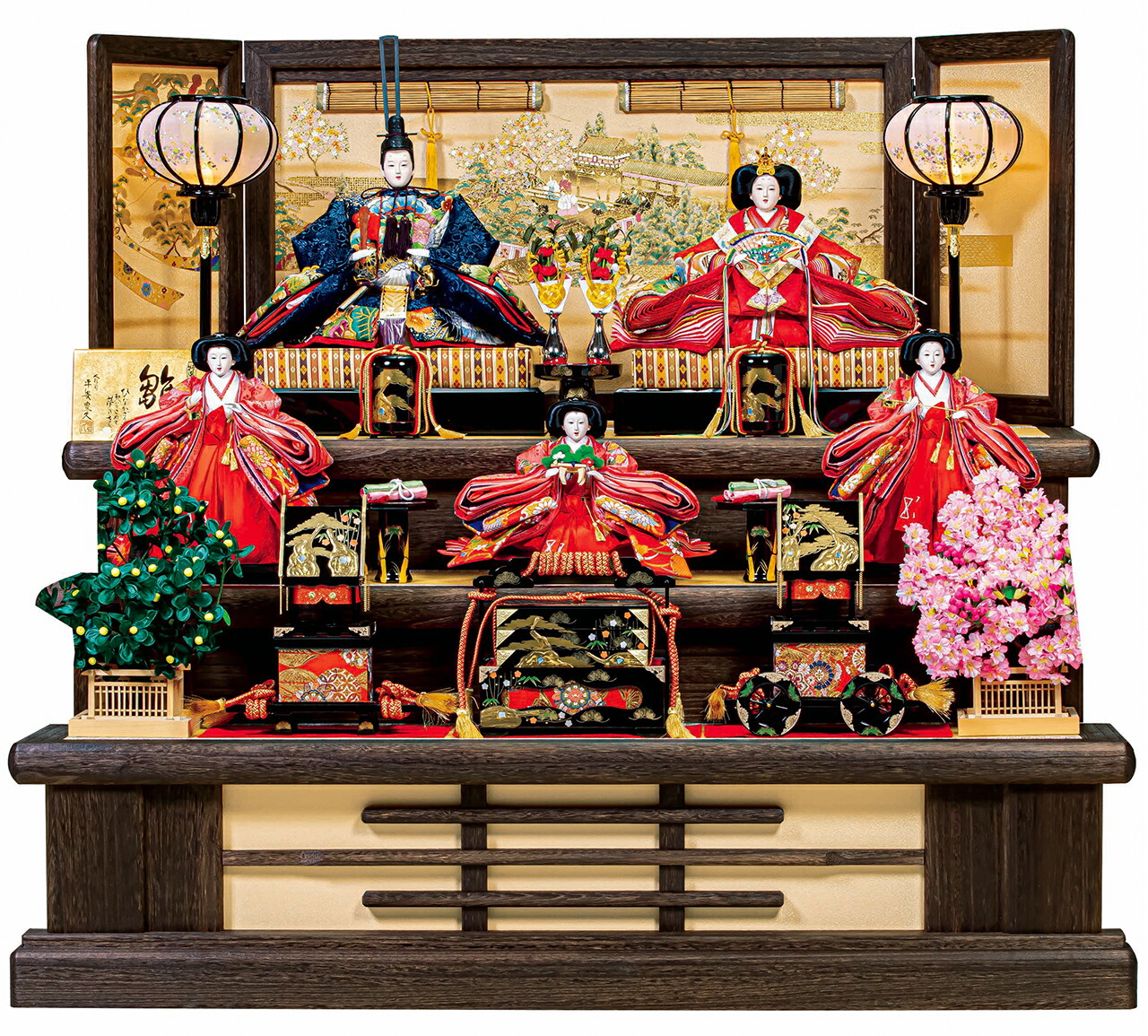 雛人形三段五人飾りセット【P84104】 鶴と梅や松の吉祥柄刺繍が映える