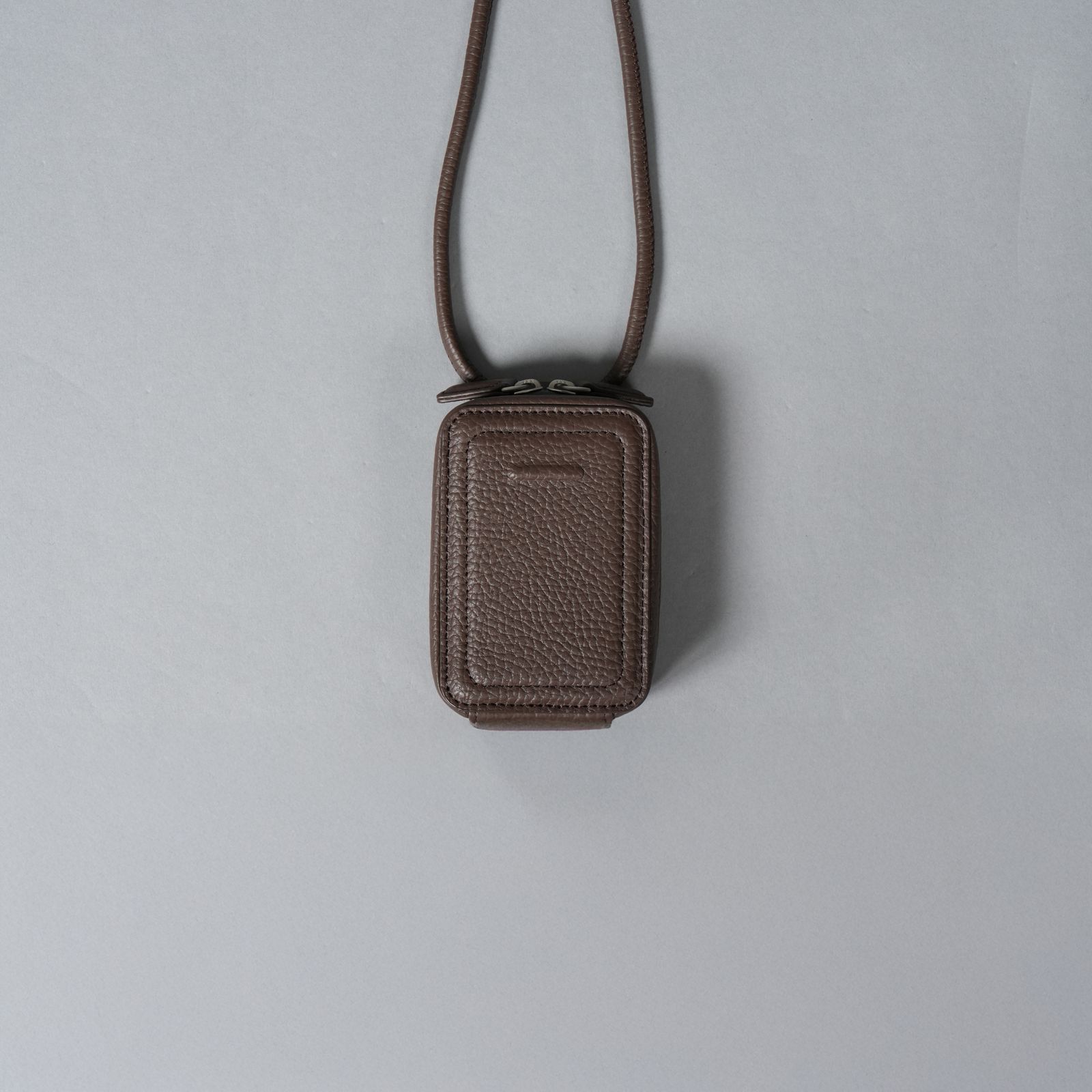 objcts.​io - レザーストラップ付iPhoneアクセサリー - マイクロバッグ