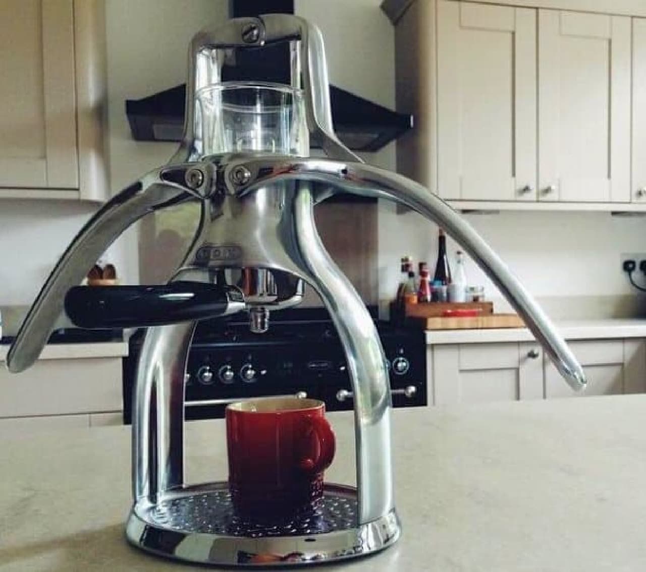 電気がなくても大丈夫！ 手動のコーヒーミル「ROK Coffee Grinder