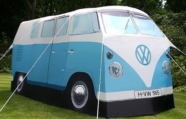 フォルクスワーゲンバスそっくりのテント ― キャンパーが買えない庶民