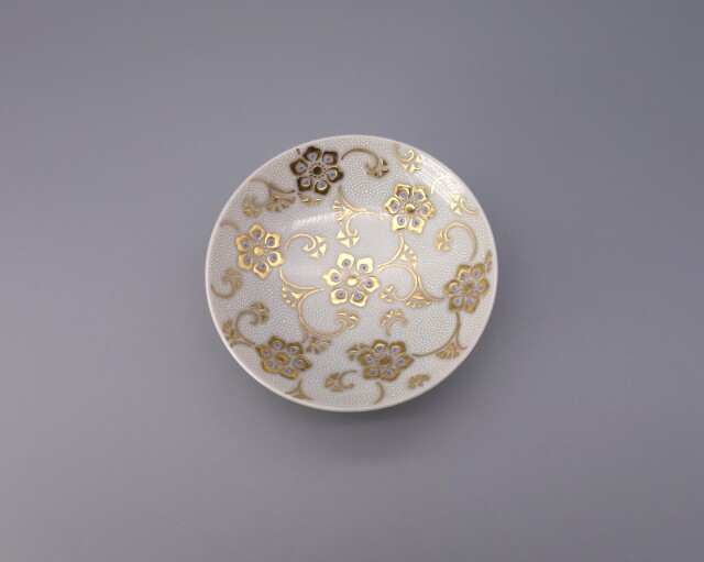 酒盃（両面） 渦打白粒盛金宝相華唐草文 [ 三代 仲田錦玉 ]