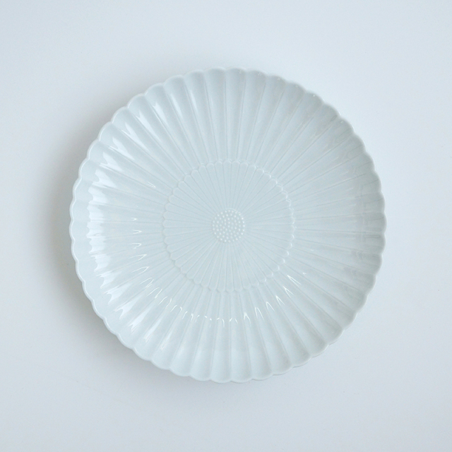 白磁菊彫 8寸皿。ワンプレートにしたり、メインを盛りつけたりと大活躍