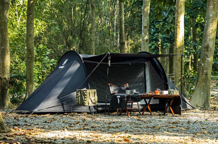 ブラックキャンプ派必見！ワンティグリスの虎ロゴが映える「黒テント